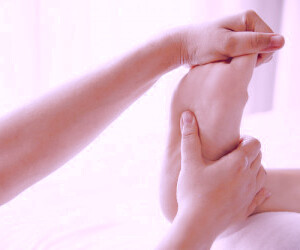 بررسی نکات کلیدی ماساژ پا و مزایای شگفت‌انگیز آن