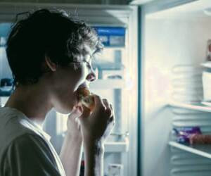 بررسی عوارض مصرف غذا قبل از خواب و تأثیرات آن بر سلامتی