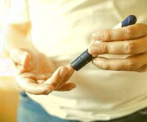 بررسی علائم افزایش و کاهش قند خون