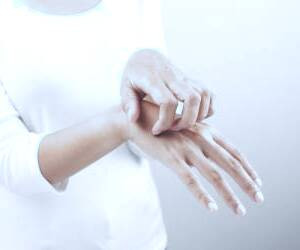 بررسی علل و نشانه‌های عفونت قارچی پوست و روش‌های درمان طبیعی در خانه