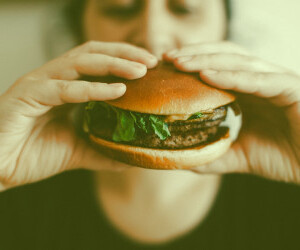 اهمیت جویدن غذا: چرا باید به این موضوع توجه کنیم؟