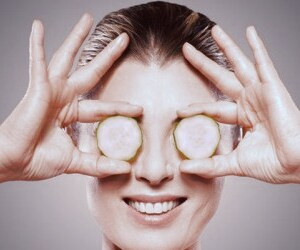 بهترین روش‌های خانگی برای روشن کردن تیرگی دور چشم با این گیاه