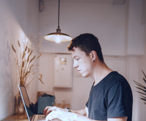 نحوه صحیح نشستن در پشت کامپیوتر و راهنمایی کامل