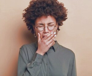 دلایل خمیازه کشیدن مکرر و روش‌های درمان آن