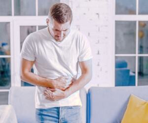 علائم بیماری روده در شکم: نشانه‌هایی که نباید نادیده بگیرید