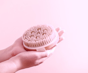 فواید فوق‌العاده برس کشیدن پوست برای سلامتی و زیبایی