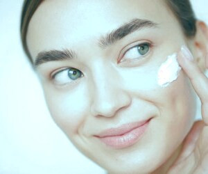 آیا می‌توان از کرم دور چشم برای مراقبت از کل صورت استفاده کرد؟