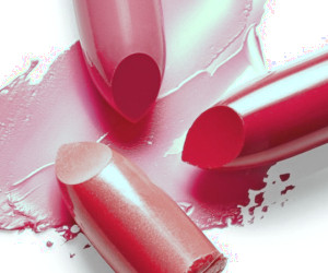 عوارض ناشناخته رژلب برای خانم‌ها چیست؟