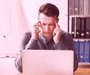 راهکارهای مؤثر برای کاهش سردرد ناشی از کار با کامپیوتر + نکات مفید