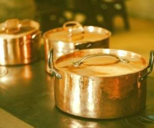 مزایای ظروف مسی در مقایسه با ظروف تفلون: کدام یک بهتر است؟