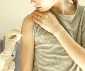 چرا و چه کسانی باید واکسن گارداسیل (اچ پی وی) دریافت کنند؟ + عوارض آن