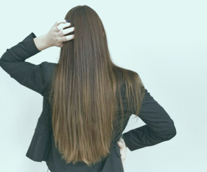 پرپشت کردن موها بدون دارو؛ راهکارهای موثر برای افزایش حجم مو در سنین بالا