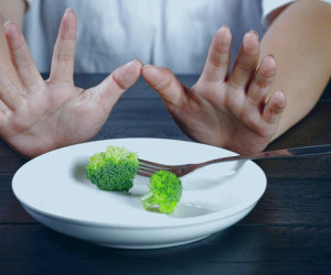 بررسی نشانه‌های اختلال خوردن عصبی: آنورکسیا