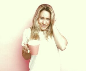 بررسی راهکارهای سریع و خانگی برای رفع گرفتگی گوش