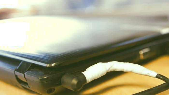 شارژر لپ تاپ را در صورت مشکل تعویض کنید رفع شارژ نشدن باتری لپ تاپ