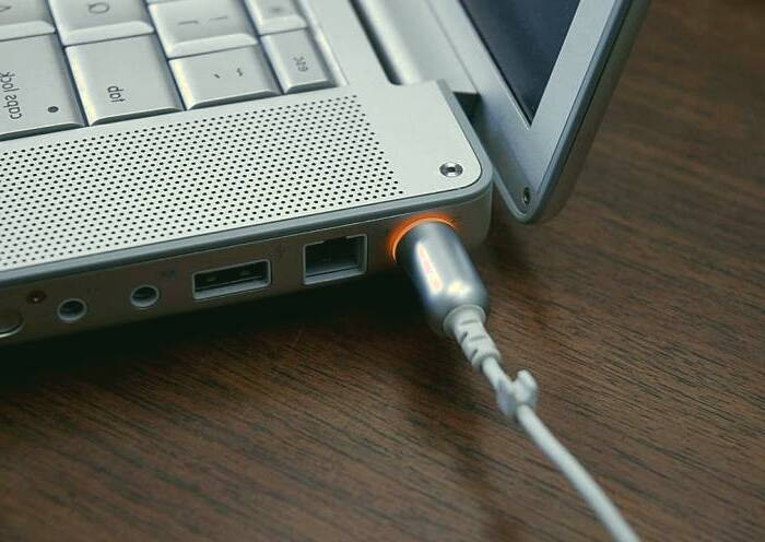 شارزر لپ تاپ را بطور کامل بررسی کنید شارژ نشدن باتری لپ تاپ