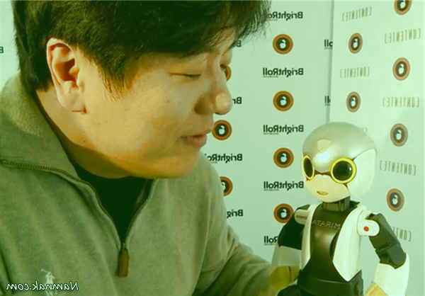 ربات انسان نمای فضانورد